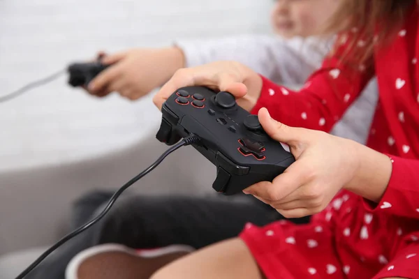 Barn spelar datorspel hemma, närbild — Stockfoto