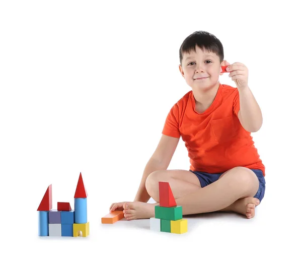 Roztomilé dítě hrát si s barevnými bloky na bílém pozadí — Stock fotografie