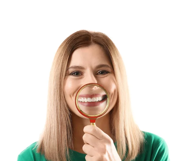 Mulher sorridente com dentes perfeitos e lupa sobre fundo branco — Fotografia de Stock