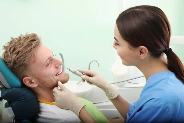 Profesyonel diş hekimi modern klinik hasta ile çalışma. Diş beyazlatma — Stok fotoğraf