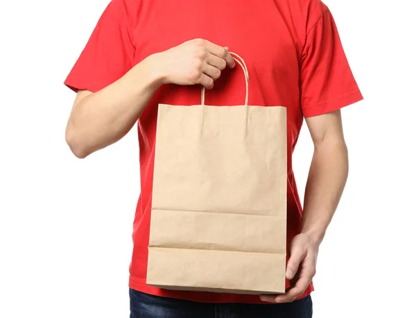 Чоловік тримає паперовий мішок на білому тлі. Служба доставки їжі — стокове фото