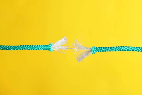 Ruptura de la cuerda azul sobre fondo de color — Foto de Stock