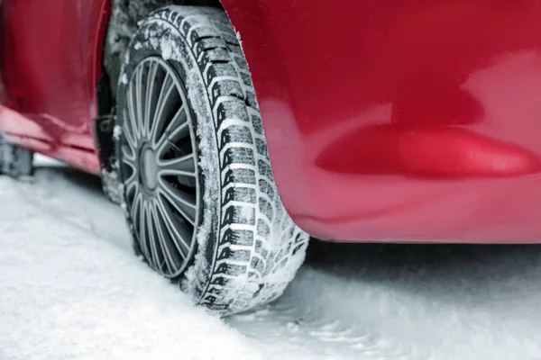 Αυτοκίνητο σε χιονισμένο δρόμο, κινηματογράφηση σε πρώτο πλάνο. Χειμερινή περίοδος — Φωτογραφία Αρχείου