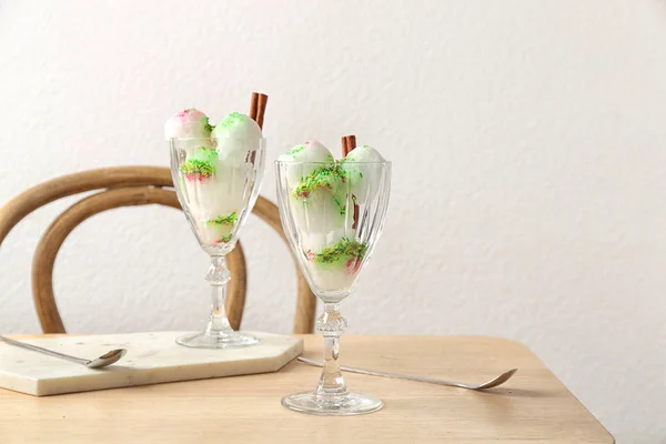 Bril met sneeuw ijs dessert op tafel tegen lichte muur. Ruimte voor tekst — Stockfoto