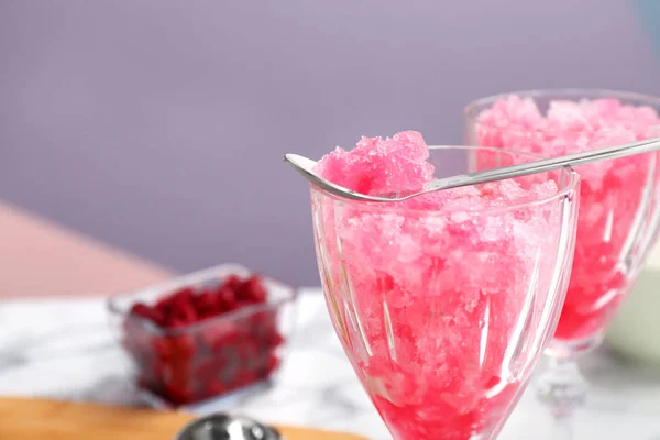 Cuchara de helado de nieve de frambuesa sobre vidrio sobre fondo borroso. Espacio para texto —  Fotos de Stock