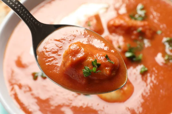 Colher com manteiga saborosa frango sobre tigela de refeição, close-up. Prato tradicional de Murgh Makhani — Fotografia de Stock