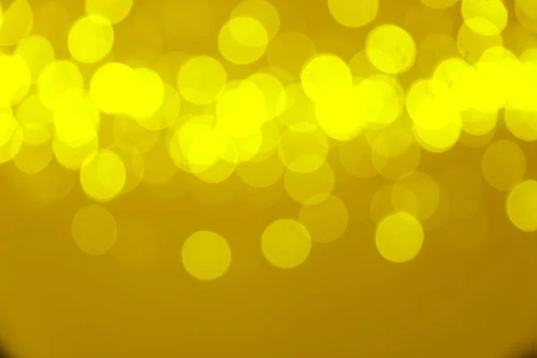 Vista turva de luzes douradas brilhantes. Efeito Bokeh — Fotografia de Stock