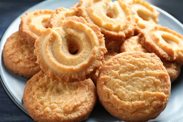 Prato com biscoitos de manteiga dinamarquesa na mesa, close-up — Fotografia de Stock