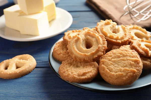 Prato com biscoitos de manteiga dinamarquesa na mesa. Espaço para texto — Fotografia de Stock