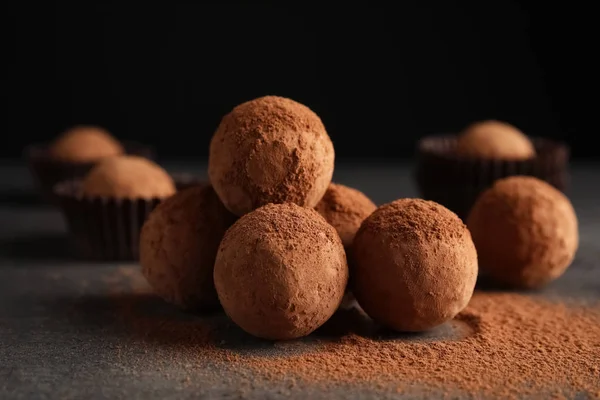 Вкусные шоколадные трюфели с какао на столе — стоковое фото