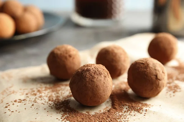 Parşömen kağıtları, portre üzerinde lezzetli çikolata truffles