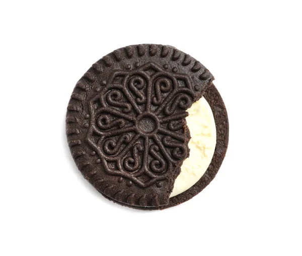 Lekkere chocolade cookie met crème op witte achtergrond, bovenaanzicht — Stockfoto