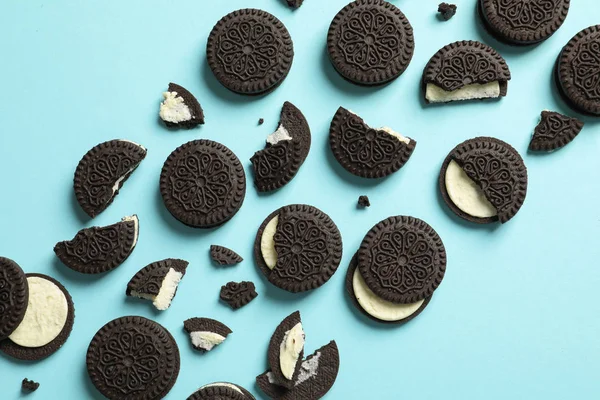 Lekkere chocolade koekjes met crème op kleur achtergrond, plat leggen — Stockfoto