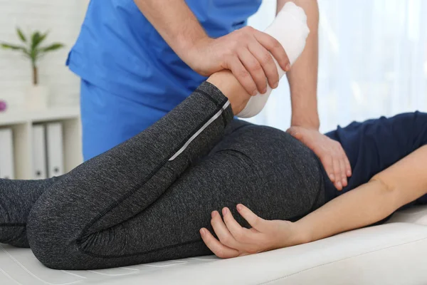 Physiotherapeut bei der Arbeit mit Patienten in der Klinik, Nahaufnahme. Rehabilitationstherapie — Stockfoto