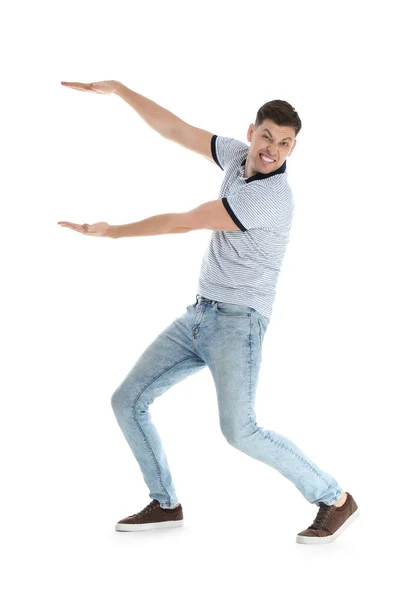 Homem emocional em roupas casuais segurando algo no fundo branco — Fotografia de Stock