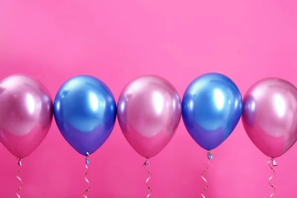 Ballons lumineux avec des rubans sur fond de couleur. Espace pour le texte — Photo
