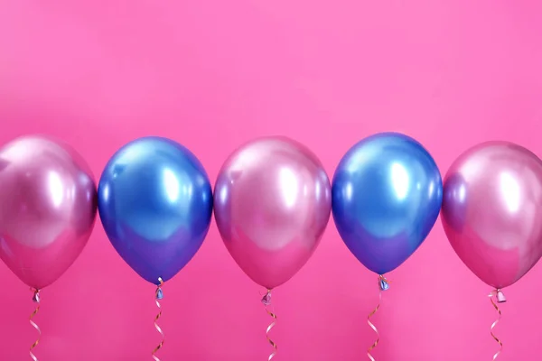 Globos brillantes con cintas sobre fondo de color. Espacio para texto —  Fotos de Stock