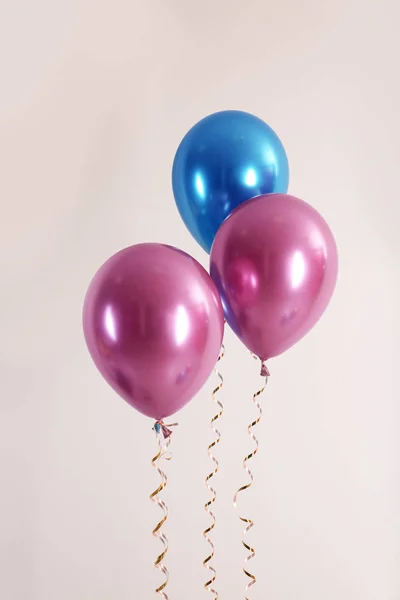 Globos de color con cintas sobre fondo blanco —  Fotos de Stock