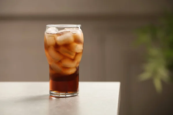 Tablo arka plan bulanık metin için yer karşı buza cola bardak — Stok fotoğraf