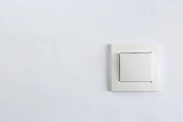 Interruttore di luce su sfondo bianco. Apparecchiature elettriche — Foto Stock