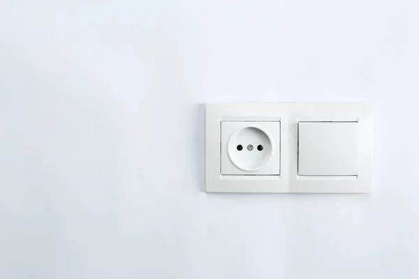 Interruptor de luz e tomada de energia no fundo branco. Equipamento de eletricista — Fotografia de Stock