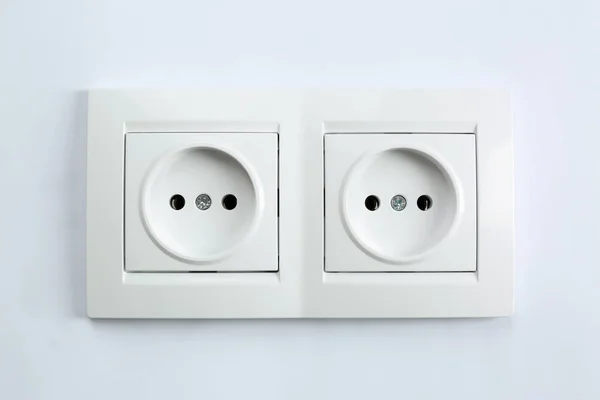 Prese di corrente su sfondo bianco. Apparecchiature elettriche — Foto Stock