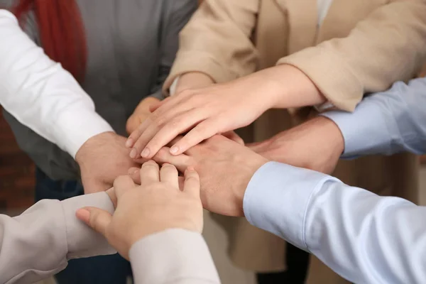 Gruppo di persone che tengono le mani unite, primo piano — Foto Stock