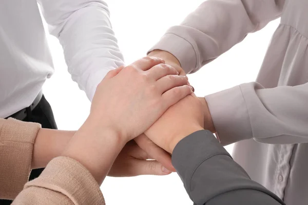 Grupo de personas sosteniendo sus manos juntas sobre fondo blanco, primer plano — Foto de Stock