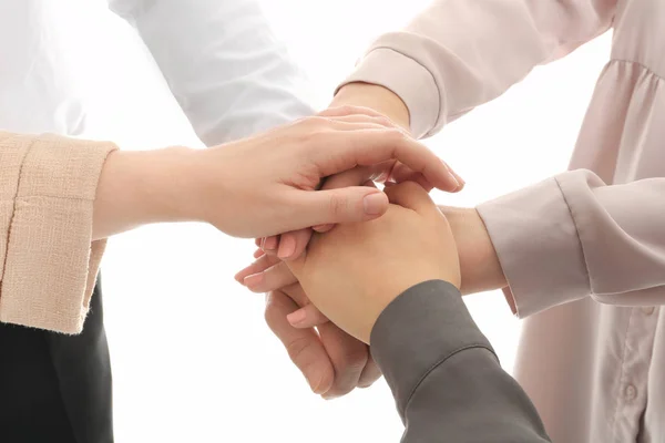 Groupe de personnes tenant leurs mains ensemble sur fond blanc, gros plan — Photo