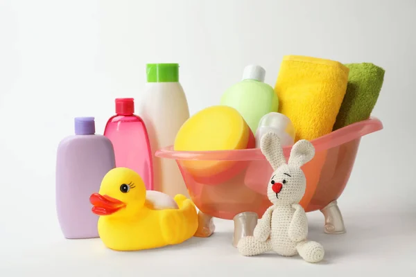 아기 목욕 액세서리, 화장품, 흰색 바탕에 장난감 — 스톡 사진