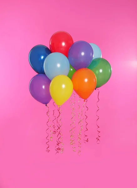 Muitos balões brilhantes flutuando no fundo da cor — Fotografia de Stock