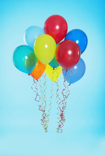 Beaucoup de ballons lumineux flottant sur fond de couleur — Photo