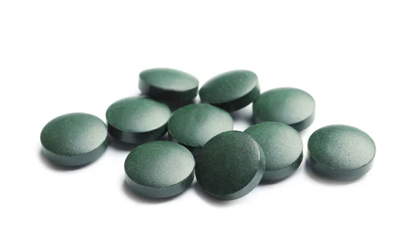 Spirulina tabletter på vit bakgrund. Hälsosam livsstil — Stockfoto