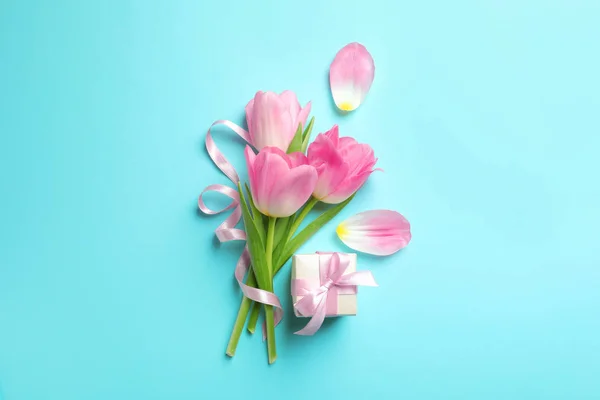 Composition de la couche plate de tulipes sur fond bleu. Journée internationale de la femme — Photo