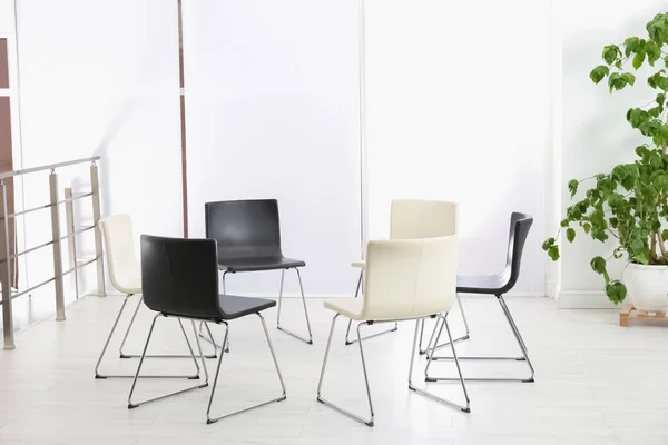 Cadeiras vazias preparadas para sessão de psicoterapia em grupo dentro de casa — Fotografia de Stock