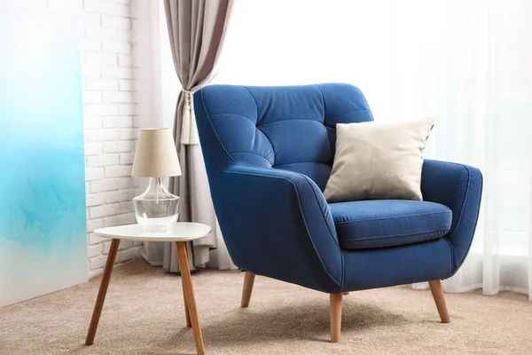 Modern interieur van stijlvolle kamer met gezellige fauteuil — Stockfoto