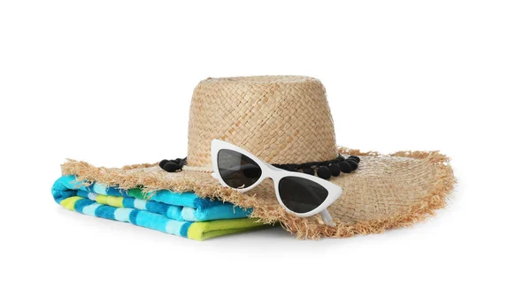 Set van verschillende strand accessoires geïsoleerd op wit — Stockfoto