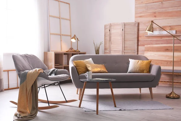 Elegante sala de estar interior com sofá confortável. Idéia para decoração de casa — Fotografia de Stock