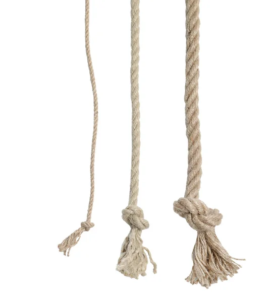 Различные хлопковые веревки с узлами на белом фоне Лицензионные Стоковые Изображения