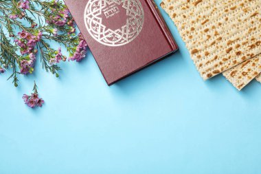 Hamursuz ekmek ve Tevrat düz yatıyordu kompozisyonu üzerinde renk arka plan, metin için yer. Fısıh (Pesach) Seder