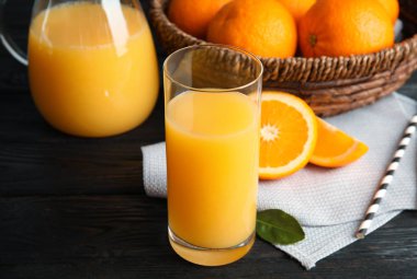 Portakal suyu ve ahşap zemin üzerine taze meyve kompozisyonu