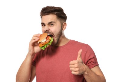 Yakışıklı adam beyaz izole lezzetli hamburger yeme