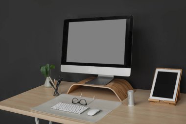 Modern işyeri iç tablo üzerindeki bir bilgisayarla. Metin için yer