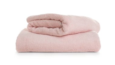 Beyaz arka plan üzerinde temiz yumuşak havlu katlanmış