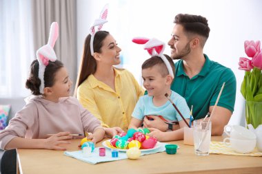 Paskalya yumurtaları evde ile mutlu bir aile. Festival geleneği