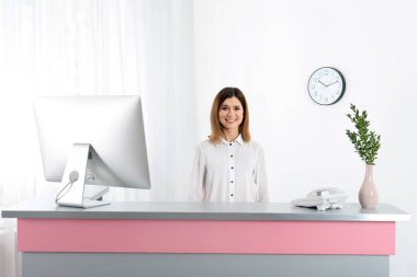 Güzellik Salonu resepsiyon masası, güzel kadın portresi
