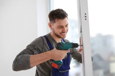 Süre installing pencere kapalı matkap kullanarak inşaat işçisi