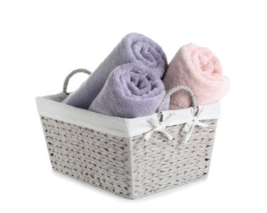 Sepet rulo havlu üzerinde beyaz izole ve