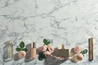 Şişe ile düz yatıyordu bileşimi parfüm, kozmetik ve mermer zemin, metin için yer üzerine gül