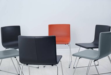 Ofiste grup terapisi oturumu için hazırlanmış sandalyeler. Toplantı odası iç